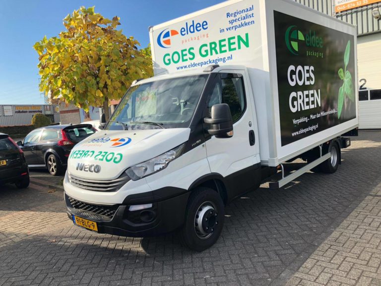Leveringsbus van Eldee Packaging met het Eldee Goes Green logo en slogan