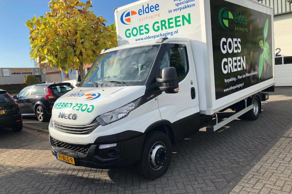 Leveringsbus van Eldee Packaging met het Eldee Goes Green logo en slogan